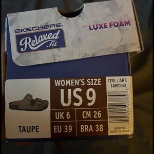 New in box woman’s sandals